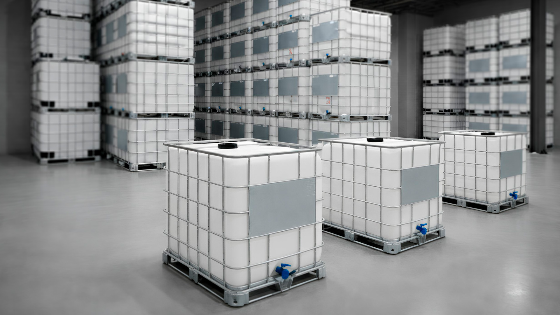 reconditionnement de barils e IBC, reconditionnement, Cuves IBC reconditionnées empilées sur palettes dans l'entrepôt, Trois cuves IBC en cage métallique sur palettes à l'avant-plan d'un entrepôt, rangées empilées en arrière-plan, reconditionnement, Reconditioned IBC totes stacked on pallets in the warehouse